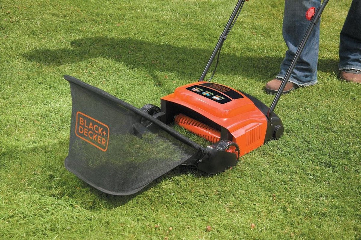 Black & Decker BLACK+DECKER GD300-QS Verticuteermachine - 600W - 30cm - Incl. 30 Liter Opvangbak