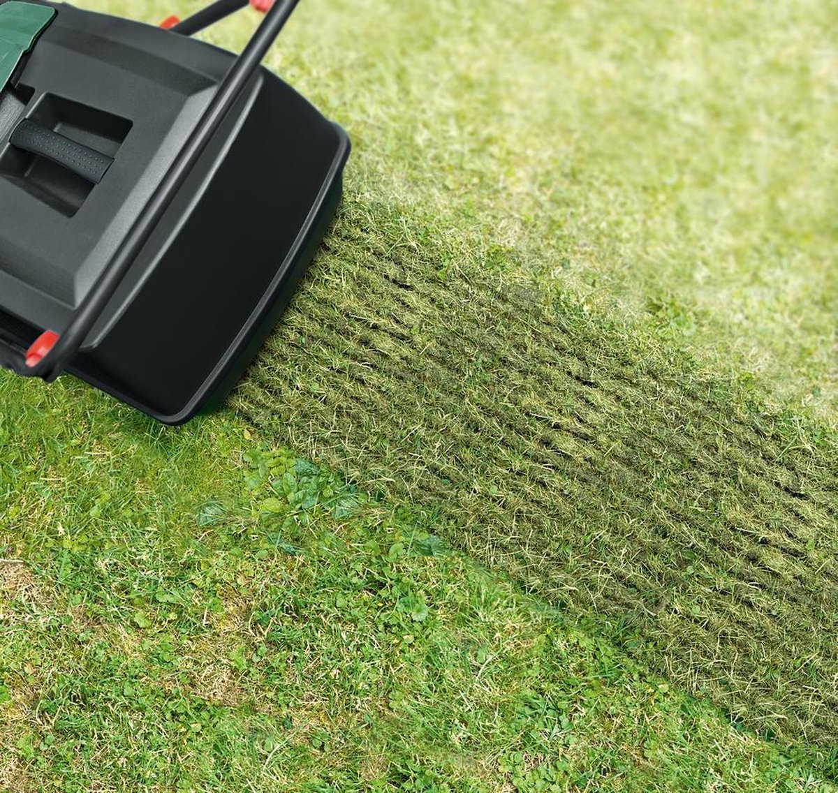  Bosch UniversalVerticut 1100 Verticuteermachine - Op Snoer - 1100 W - 32 Cm Maaibreedte - Met 50 Liter Opvangbak