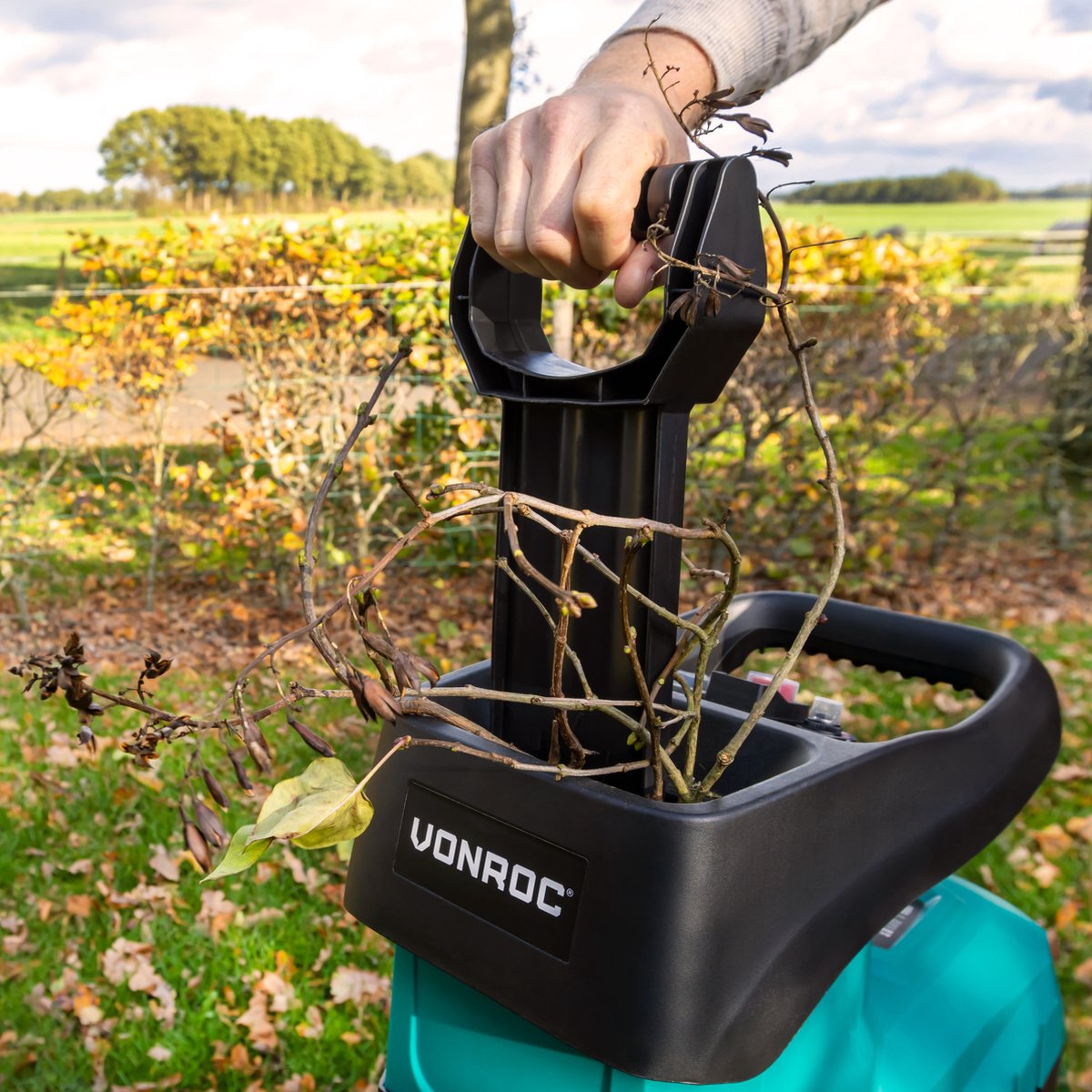  VONROC Stille Hakselaar/Shredder 2800W – Voor Takken Tot Ø45mm – Incl. 60L Opvangbak &amp; Duwstok