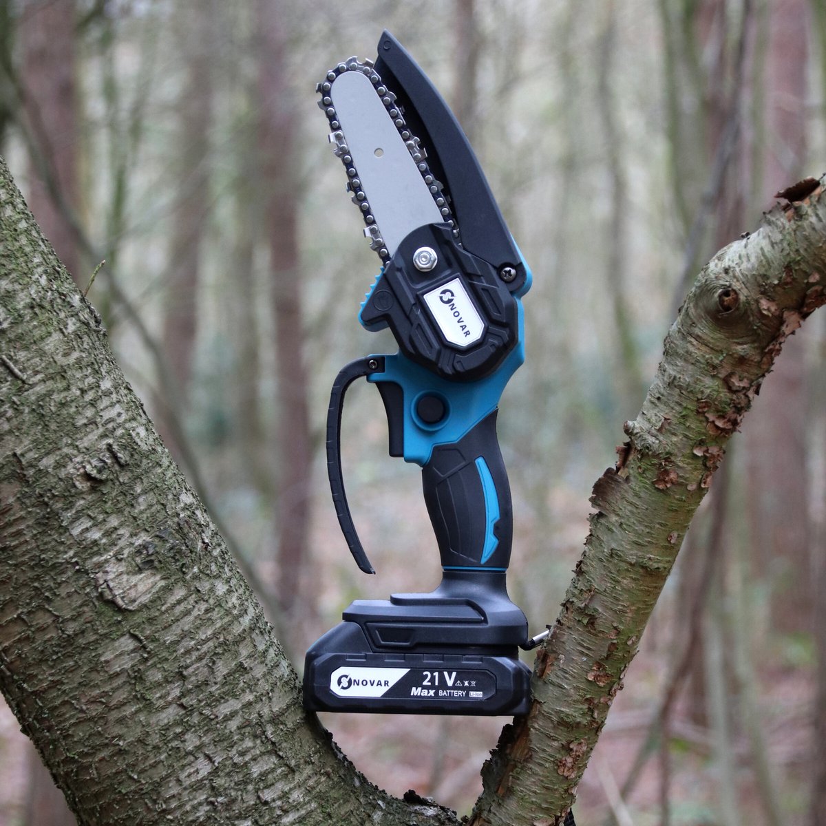  NovarGarden® Mini Kettingzaag NG1 - Met 2x Accu - Takkenzaag - Snoeizaag - Electrisch - Handzaag - Boomzaag - 21V