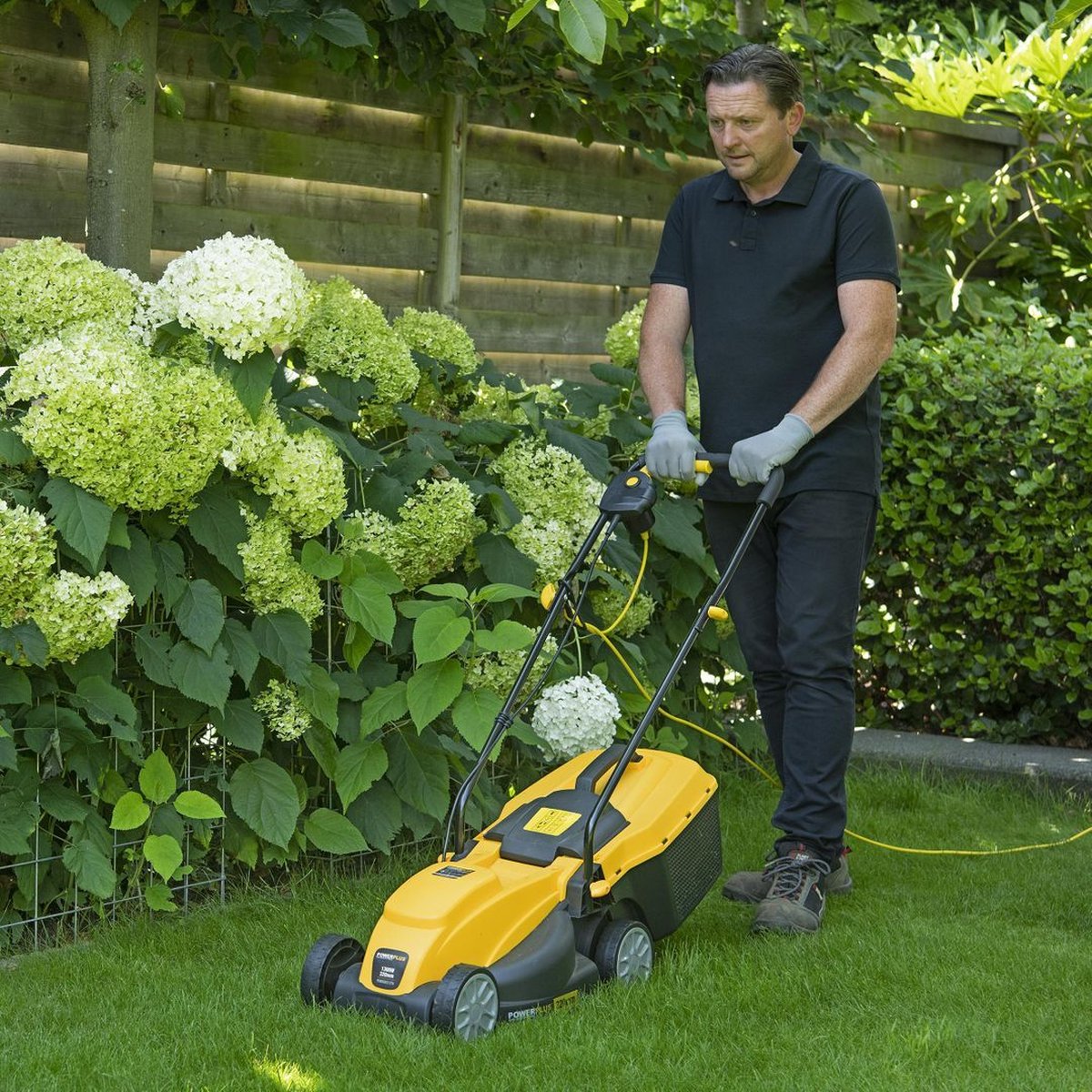  Powerplus POWXG6212T Elektrische Grasmaaier - Grasmachine Voor Kleine En Middelgrote Tuin - 1300W - Maaibreedte 320mm - Verstelbare Maaihoogte - 30L Opvangbak - Incl. Grastrimmer 250W