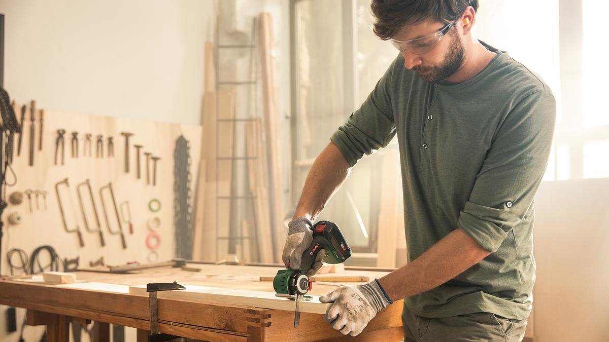  Bosch AdvancedCut 18 Microkettingzaag - Met 1 X 18 V Accu En Lader