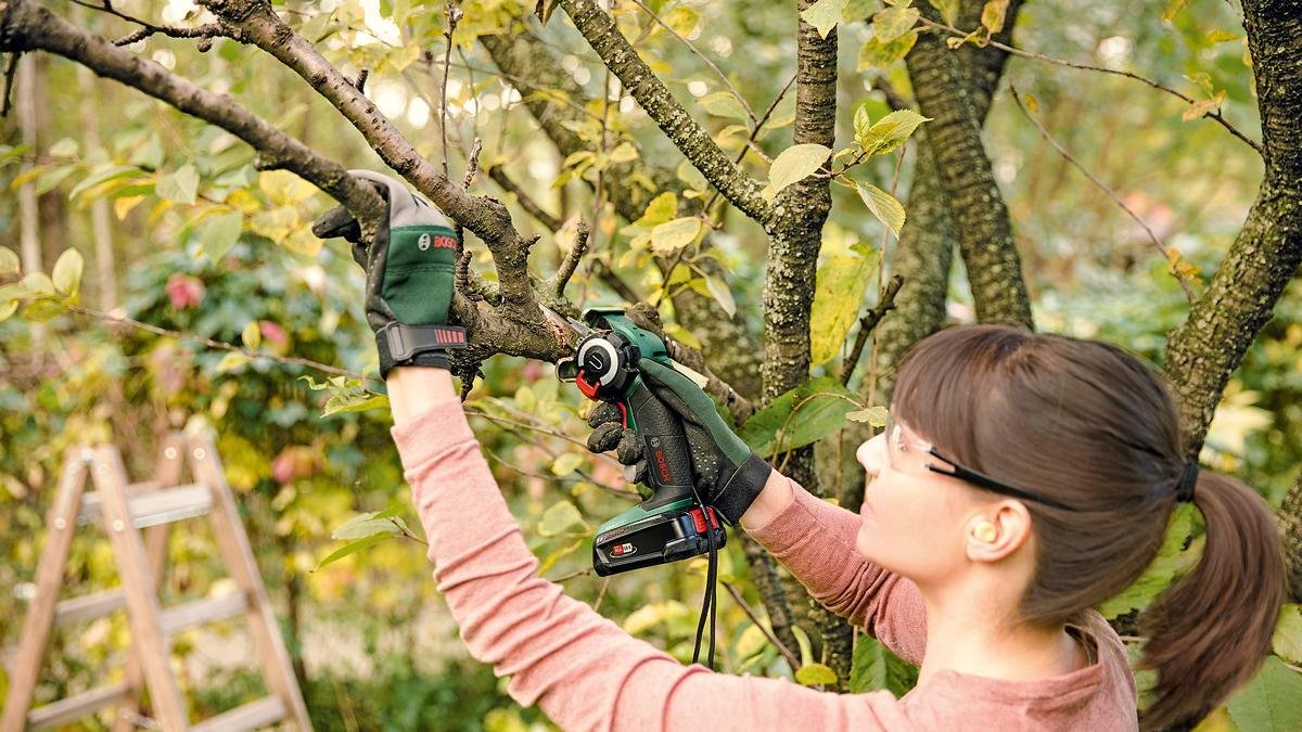  Bosch AdvancedCut 18 Microkettingzaag - Met 1 X 18 V Accu En Lader