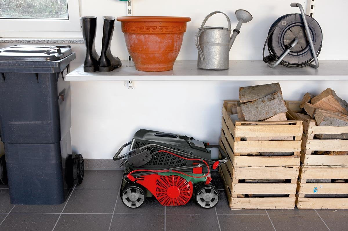  Bosch UniversalVerticut 1100 Verticuteermachine - Op Snoer - 1100 W - 32 Cm Maaibreedte - Met 50 Liter Opvangbak