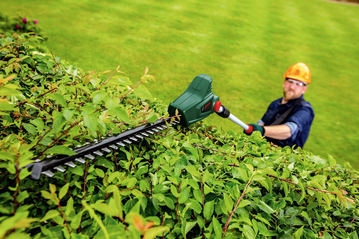  Bosch UniversalHedgePole 18 Heggenschaar Op Steel - Met 18 V Accu En Lader