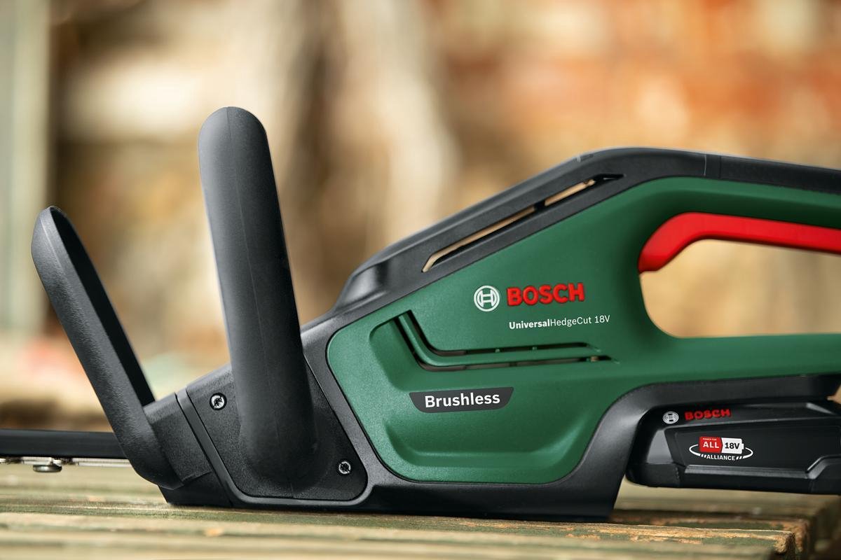  Bosch UniversalHedgeCut 18-50 Heggenschaar - Met 18 V Accu En Lader
