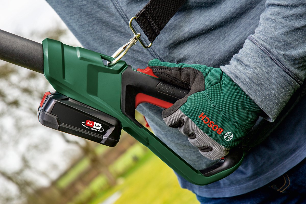  Bosch UniversalHedgePole 18 Heggenschaar Op Steel - Met 18 V Accu En Lader