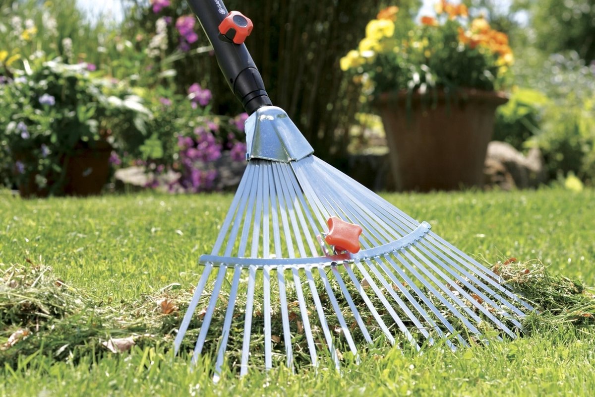  GARDENA Combisysteem Bladhark Hark - Werkbreedte Verstelbaar 30/50 Cm - Aanbevolen Steellengte 130 Cm