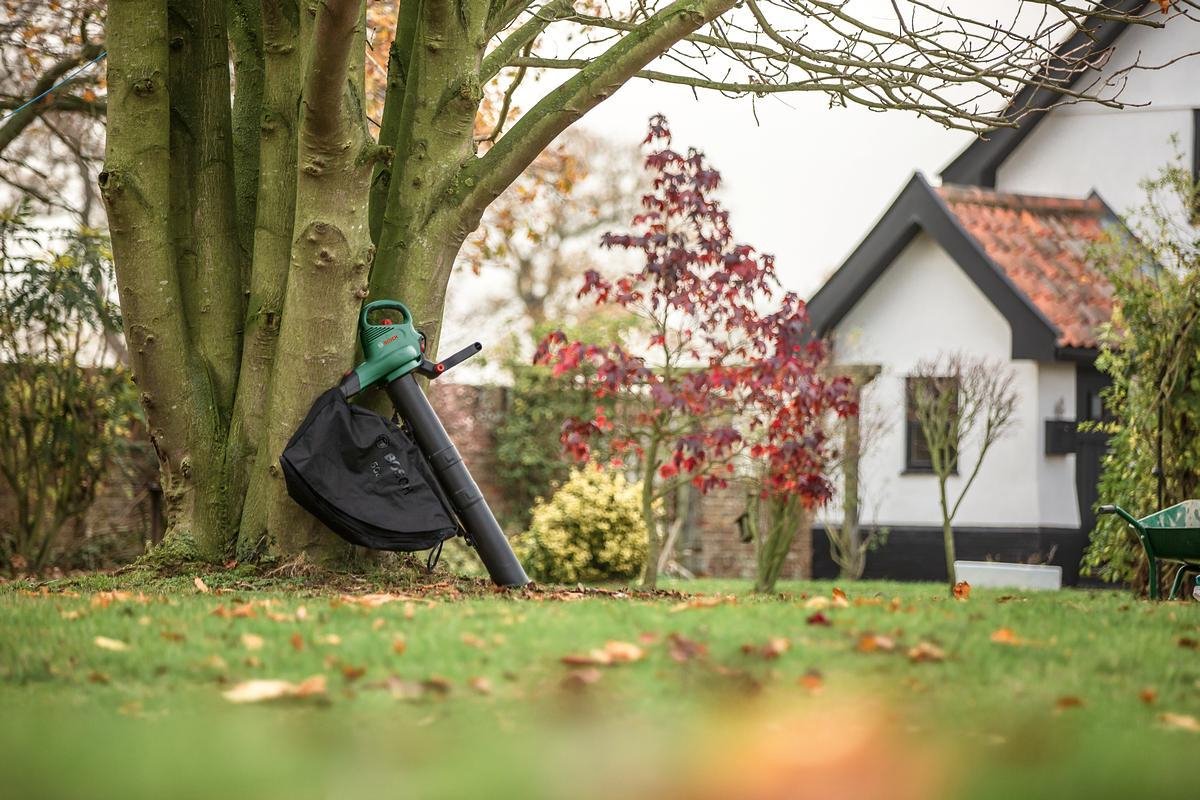  Bosch UniversalGardenTidy 3000 Bladblazer - Op Snoer - 3000 W