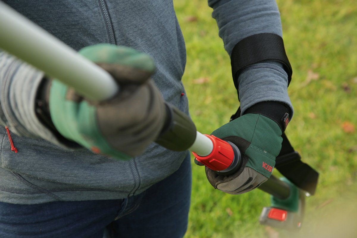  Bosch UniversalHedgePole 18 Heggenschaar Op Steel - Met 18 V Accu En Lader