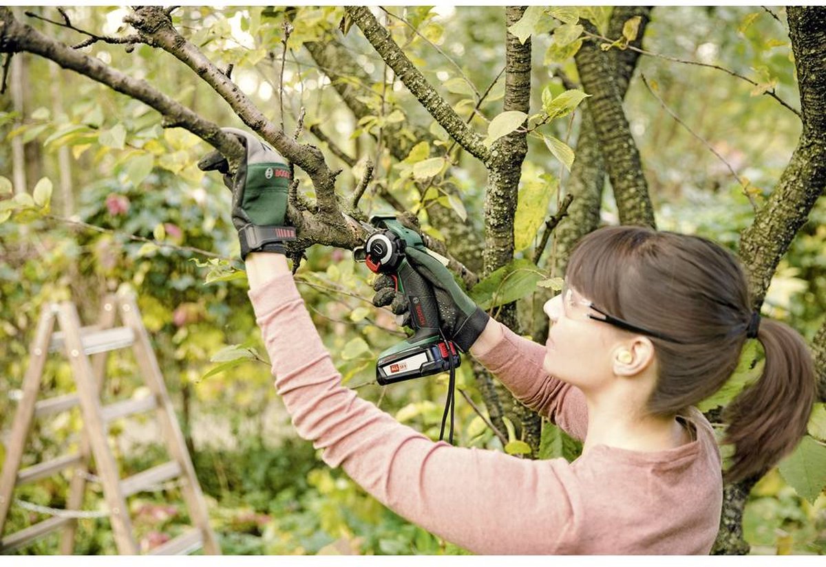  Bosch AdvancedCut 18 Microkettingzaag - Met 1 X 18 V Accu En Lader