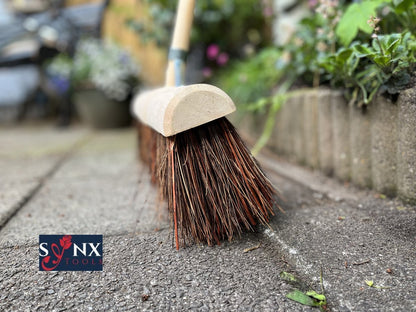  Synx Tools Gemeente Bezem 45 Cm - Straatbezem / Stadsbezem - Steel 150 Cm - Harde Natuurvezels - Bezemsteel - Bezems - Schrobborstels - Veger - Buitenbezem -Tuinbezem
