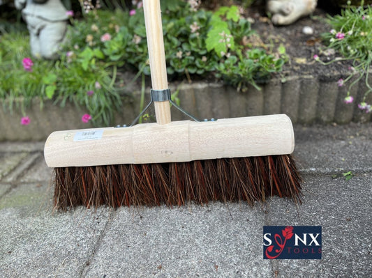  Synx Tools Gemeente Bezem 45 Cm - Straatbezem / Stadsbezem - Steel 150 Cm - Harde Natuurvezels - Bezemsteel - Bezems - Schrobborstels - Veger - Buitenbezem -Tuinbezem