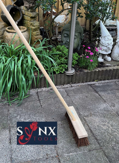  Synx Tools Bezem - Stadsbezem 30 Cm - Buitenveger - Veger - Steel 120 Cm - Harde Natuurvezels - Straatbezem - Bezems - Buitenbezem - Tuinbezem