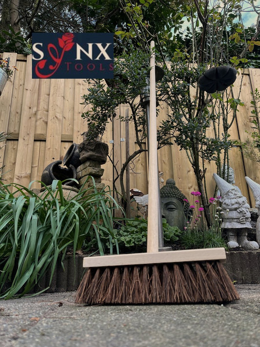  Synx Tools Bezem - Stadsbezem 30 Cm - Buitenveger - Veger - Steel 120 Cm - Harde Natuurvezels - Straatbezem - Bezems - Buitenbezem - Tuinbezem
