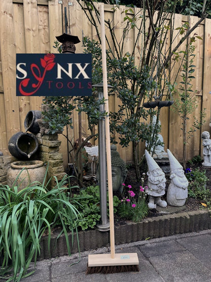  Synx Tools Stadsbezem 30 Cm - Bezem - Buitenveger - Veger - Steel 150 Cm - Harde Natuurvezels - Straatbezem - Bezems - Buitenbezem - Tuinbezem